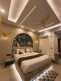 Cozycostays 65Inch TV Omaxe hazratganj - 8