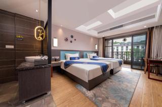 Phoenix Ancient Hill Riverside View Hotel- Offers free one-way high-speed rail pick-up service - Afternoon tea - Self-service laundry - Baggage storage - Travel planning - 8