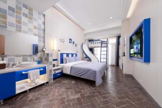 Phoenix Ancient Hill Riverside View Hotel- Offers free one-way high-speed rail pick-up service - Afternoon tea - Self-service laundry - Baggage storage - Travel planning - 2