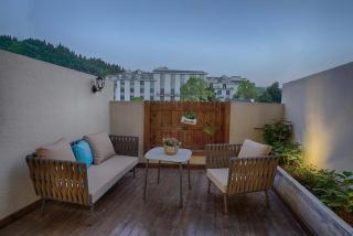 Phoenix Ancient Hill Riverside View Hotel- Offers free one-way high-speed rail pick-up service - Afternoon tea - Self-service laundry - Baggage storage - Travel planning - 4