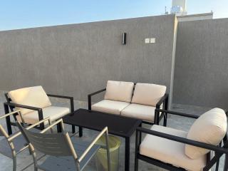 شقة غرفتين وصالة في سطح الفيلا - 6