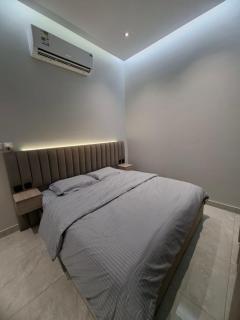 شقة غرفتين وصالة في سطح الفيلا - 7