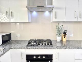 Serene 4BR Family Retreat - Near shops & Highways - 4