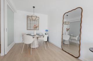 Quiet modern 2 bed apartment with Balcony, Pool and Free Parking - 1