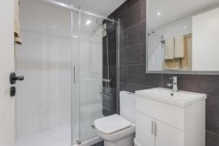 Quiet modern 2 bed apartment with Balcony, Pool and Free Parking - 4