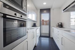 Quiet modern 2 bed apartment with Balcony, Pool and Free Parking - 8