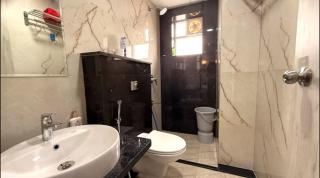 Modern Studio Near Bombay Hospital Pool & Balcony #925 - 2