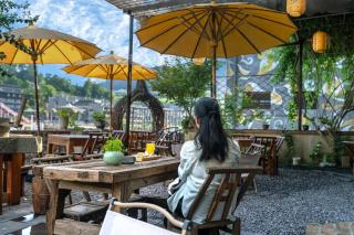 Phoenix Ancient Town San San Riverside Hotel - Offers free one-way high-speed rail pick-up service - Butler service - Afternoon tea - Self-service laundry - Baggage storage - Travel planning and other services - 5