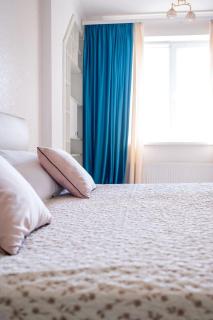 Cozy,bright,central with an in-house restaurant - 7