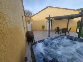 Adorable guest house with piscine and spa - 9