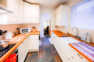 Premium Family Home with PS5 Console and Private Garden - 9