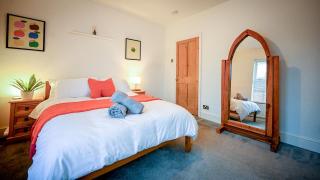 Premium Family Home with PS5 Console and Private Garden - 6