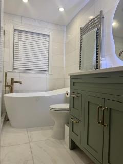 Serene waterfront getaway - 9