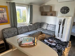 Linge literie et toilette fournis, un grand confort, à côté ou à 5 minutes des piscines tous 3 chambres grande terrasse couverte - 9