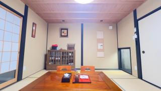 1-minute walk to Keihan Fushi mi Inari St ation 5-minute walk to Fushi mi Inari T aisha - 7