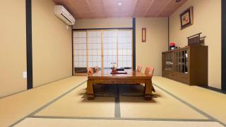 1-minute walk to Keihan Fushi mi Inari St ation 5-minute walk to Fushi mi Inari T aisha - 9