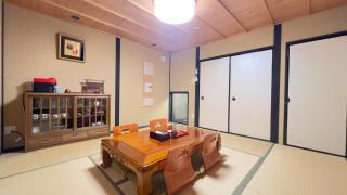 1-minute walk to Keihan Fushi mi Inari St ation 5-minute walk to Fushi mi Inari T aisha - 5