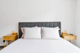 2 Apartments, 2 Parking - Sleeps 8 - Quiet Central - 8