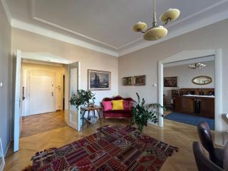 Beautiful view on the Prague castle close to the centre - 7