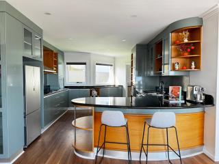 Spacious 3BR Home in Sandy Bay with Parking & Views - 8