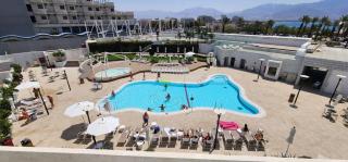 108 - סי סייד אילת סטודיו עם מרפסת פונה לבריכה ולים - 9