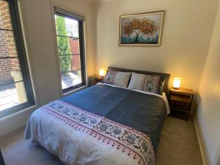 Your Leafy Ivanhoe Retreat - 9