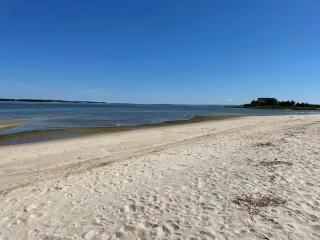 Hamptons Beach House, 5-minute walk to Bay Beach - 9