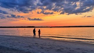 Hamptons Beach House, 5-minute walk to Bay Beach - 8