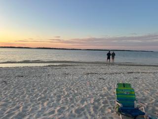 Hamptons Beach House, 5-minute walk to Bay Beach - 4