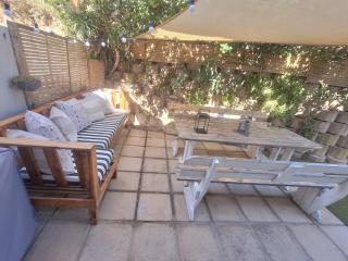 3 Bedroom Beach House with Ocean Views Across the Road from the Beach - Bloubergstrand - 9