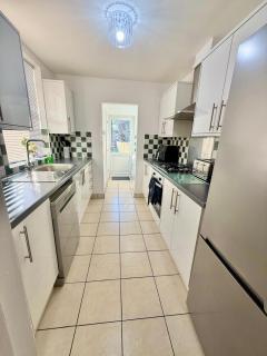 Large spacious 5-Bed house perfect for Contractors and Families, fast Wi-Fi, Sky Sports, Sky Cinema & Netflix included, Ninja Air fryer in kitchen and free parking - 3