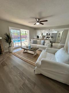 Beautiful 3 bedroom 2 bath pool home in paradise! - 0