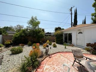 Cozy Studio Retreat with Shared Yard-Hal2 - 0