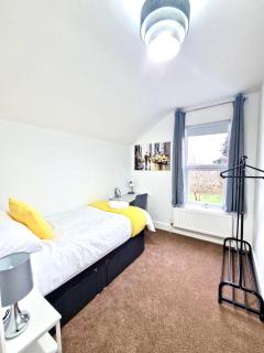 Stylish 5-Bed house perfect for Contractors and Families, fast Wi-Fi, Sky Sports, Sky Cinema & Netflix included, Ninja Air fryer in kitchen and free parking - 4