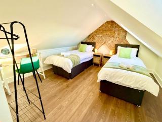 Large spacious 5-Bed house perfect for Contractors and Families, fast Wi-Fi, Sky Sports, Sky Cinema & Netflix included, Ninja Air fryer in kitchen and free parking - 5