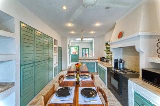 Beachfront Majestic Villa - 8