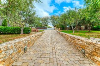 Beachfront Majestic Villa - 7