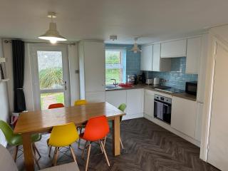 Cosy Cottage, free WIFI and Parking! - 2