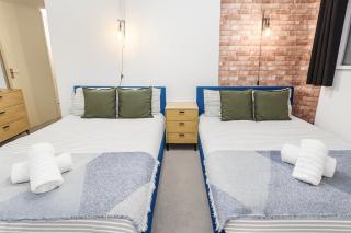 Stylish 2 Bedroom Flat in Birmingham City Centre, Sleeps 7, with Balcony and Free Wifi - 1