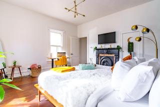 Jungle House Chillicothe Sleeps 12 Downtown Ohio Free Parking - Walk to Historic District - 3BR Luxury Home - Pet Friendly - King Beds - Over 5,800 Five Star Stays - 2