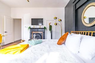 Jungle House Chillicothe Sleeps 12 Downtown Ohio Free Parking - Walk to Historic District - 3BR Luxury Home - Pet Friendly - King Beds - Over 5,800 Five Star Stays - 7