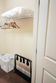 Townhouse Retreat Cozy Deluxe Suite 2 Mi to WVU, Stadium, Hospital - 3