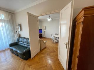 Central City Stylish Apartment - 9