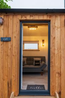 Cybi, Modern Shepherds Hut with Games Room Access - 7