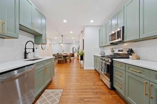 New Elmhurst Gem - Game Room & Amazing Yard - 2