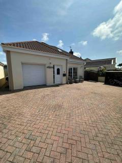 Three Bedroom Family Holiday Home With Gym! - 7