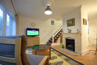 Cosy 2BDR House with Driveway Near Manchester - 3