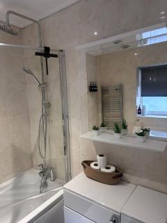 Cozy 2Bed Home Train, highway & Free Parking - 4