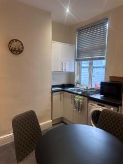 Cozy 2Bed Home Train, highway & Free Parking - 3