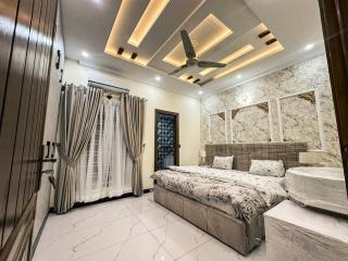 Elegant 3 Bed 4-Bath Villa - 8